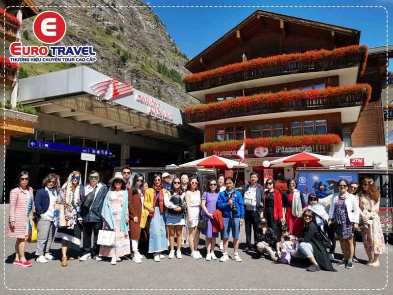 Khách hàng đi tour Châu Âu cùng EuroTravel