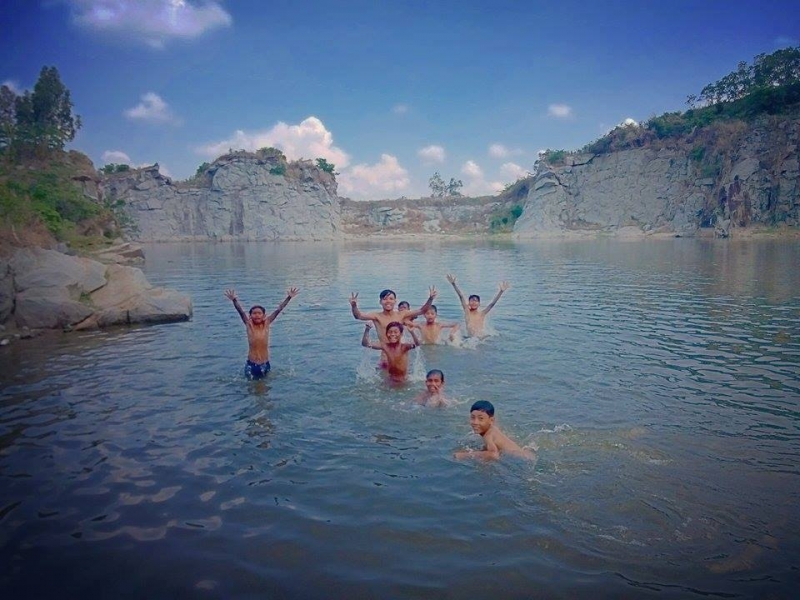 Trẻ em nô đùa trong làn nước mát tại hồ Đá Cô Tô