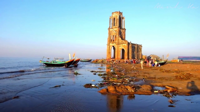 Xung quanh nhà thờ chủ yếu là làng chài