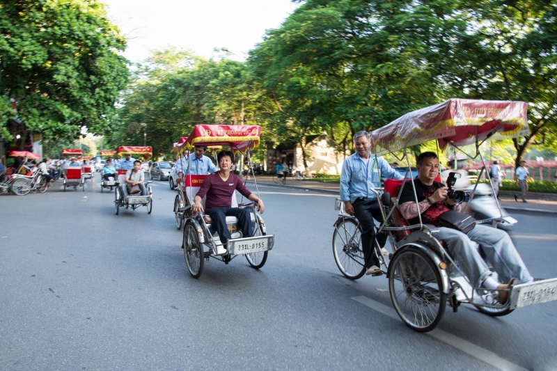 Xích lô phố cổ giúp bạn ngắm nhìn đường phố Hà Nội dễ dàng hơn. Ảnh minh họa.