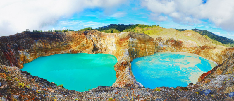 Hồ Ba Màu trên ngọn núi Kelimutu thuộc đảo Flores của Indonesia