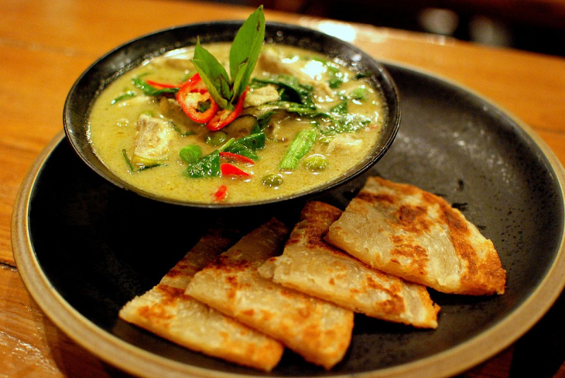 Geng Kheaw Wan Gai (Gà nấu cà ri xanh)