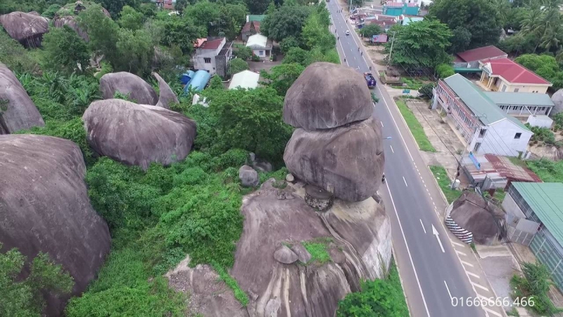 Đá nằm chênh vênh giữa quốc lộ