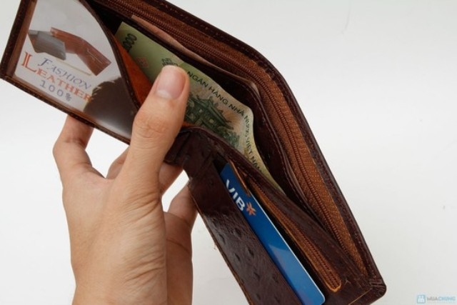 Tiền mặt, thẻ ATM là hai thứ không thể thiếu trong ví cá nhân