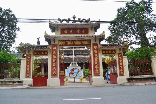 Cổng tam quan đình Vĩnh Phước.