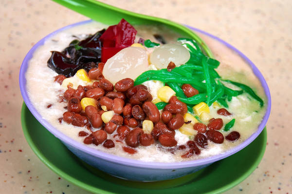 Món Cendol với nguyên liệu gồm: đá bào, lá dứa, đường thốt nốt, đậu đỏ, đậu phộng, sầu riêng,…