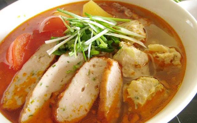 Bún chả cá Nha Trang với đặc trưng những miến chả cá vàng ươm.