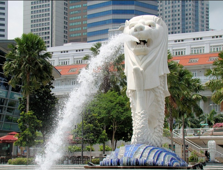 Tượng Merlion có chiều cao 8,6 mét và trọng lượng 70 tấn