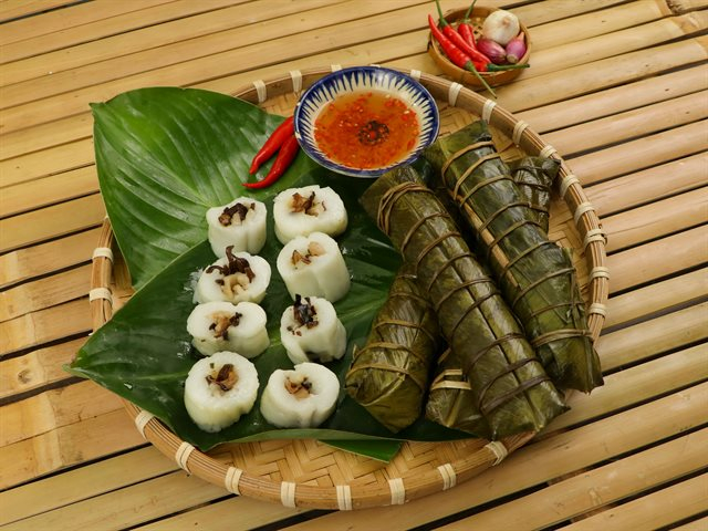 Bánh rắn khiêm nhường ở lại như một cách riêng để níu giữ những người con của quê hương