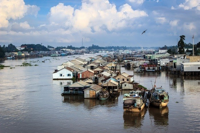 Ngôi làng như thành phố nổi trên sông