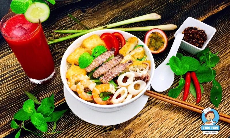 Bún thái hải sản hoa quả Tun Tun