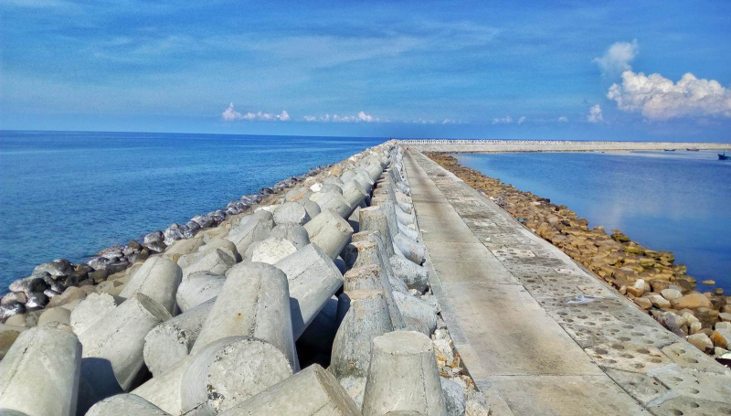 Tuyến bờ kè dài gần 2.5km này giúp bảo vệ cuộc sống và các công trình trên đảo. ﻿