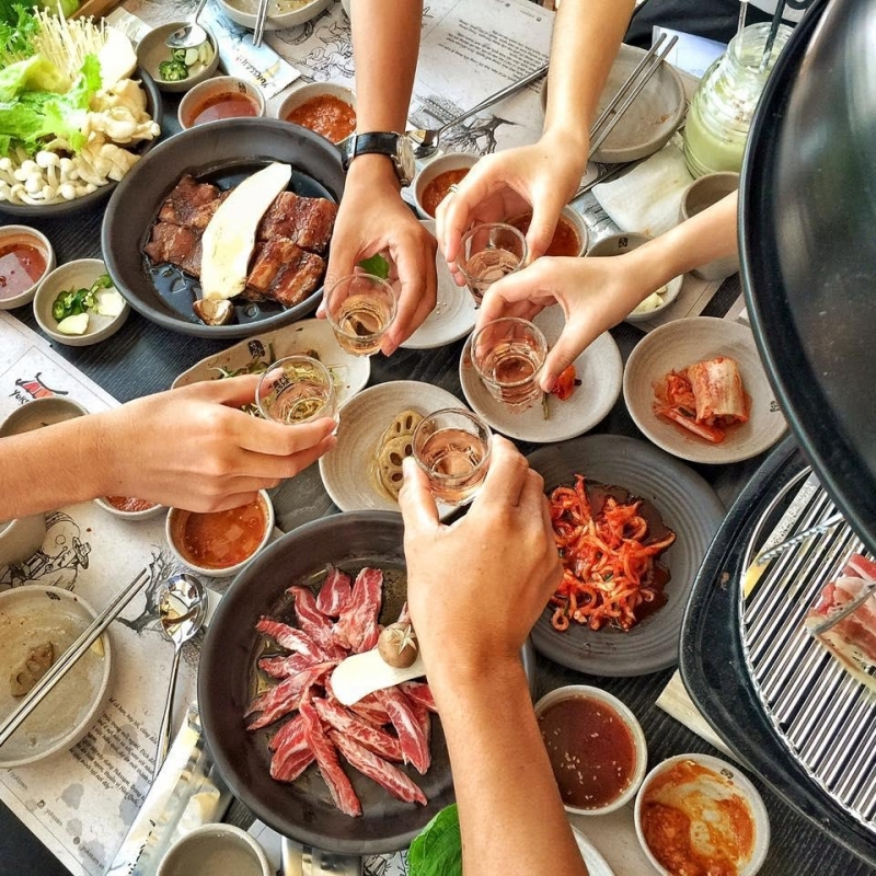 Một bàn ăn của khách tại BBQ Yukssam