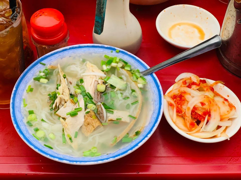 Bánh canh chả cá ở 57 Hai Bà Trưng là một quán rất nổi tiếng tại TP Buôn Ma Thuột