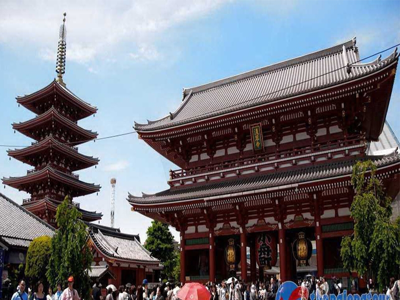 Chùa Asakusa cố kính, linh thiêng với những món quà lưu niệm độc đáo