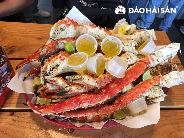 Cua King Crab sau khi hấp chín có màu đỏ cam rất bắt mắt, mùi thơm đặc trưng. ﻿﻿﻿Cua khi nấu chín có vị ngọt, hơi béo, mùi thơm lan toả gian bếp.