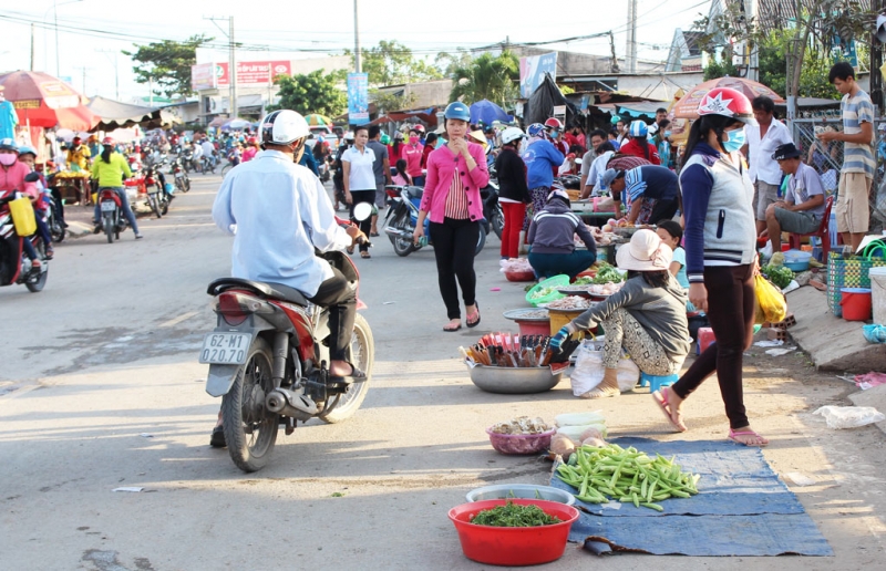 Lấn chiếm lòng lề đường