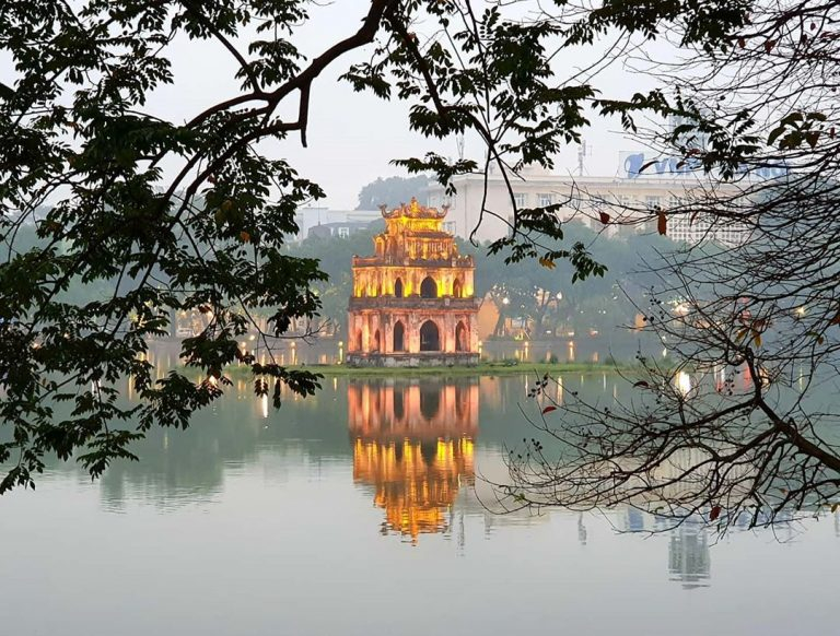 Hồ Hoàn Kiếm là thắng cảnh nổi tiếng ở Hà Nội