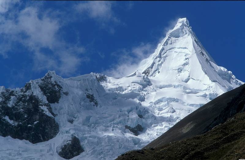 Núi Alpamayo của Peru