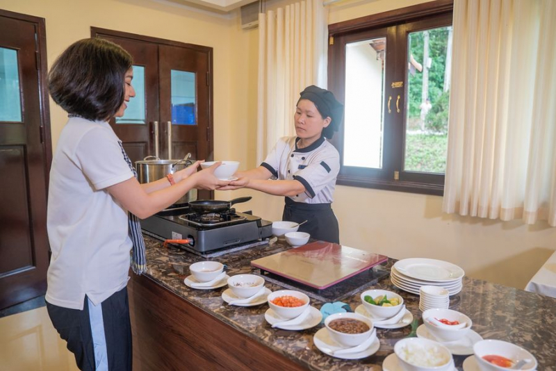 Phục vụ bữa sáng tại Sai Gon - Ba Be Resort