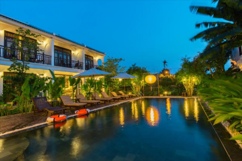 Tọa lạc bên dòng sông Đò và được bao bọc bởi những ruộng lúa, rặng dừa, Village Villas là sự kết hợp hài hòa giữa kiến trúc hiện đại và truyền thống