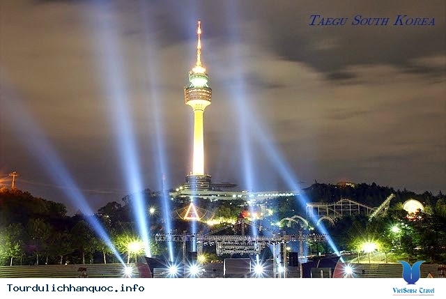 Tháp Woobang nổi bật trong đêm