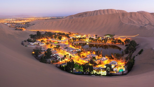 Huacachina ở sa mạc Peruvian