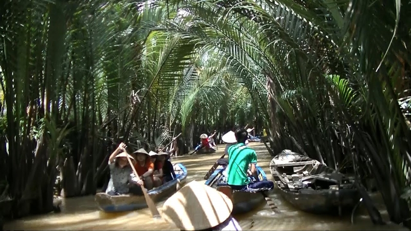 Du khách có thể đi trên thuyền để ngắm Cù lao