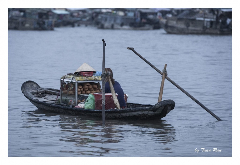 Một ghe nhỏ bán bánh mì trên chợ nổi