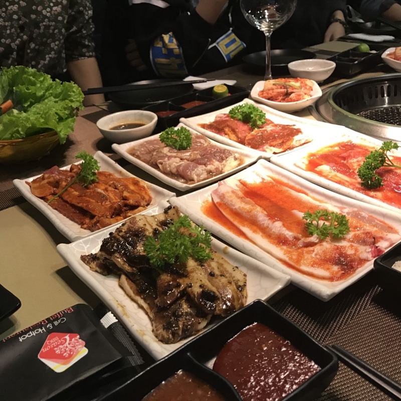 Một góc bàn buffet nướng lẩu của Season BBQ