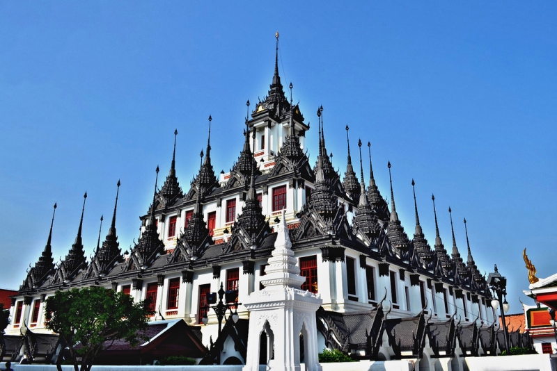 Chùa Loha Prasat tọa lạc trên đường Maha Chai, thuộc quận Phra Nakhon và cũng là một ngôi chùa độc đáo tại Thái Lan