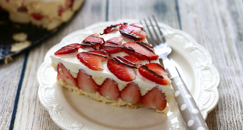 Strawberry cheesecream cake