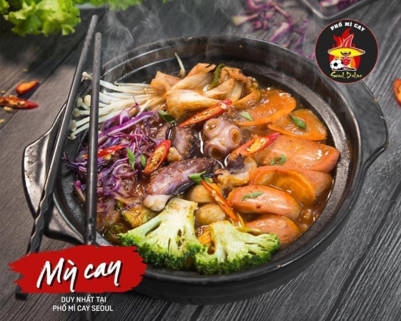 Mỳ cay đầy đặn topping xúc xích, bạch tuộc, nấm kim châm,...