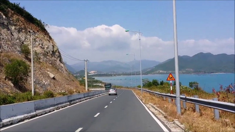 Bờ biển Nha Trang dài tới 430 km khiến bạn ngắm biển thỏa thích và cả tâm hồn như hòa vào bao la của biển khơi đất trời.