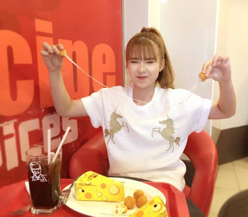 Khởi My thưởng thức phô mai viên KFC