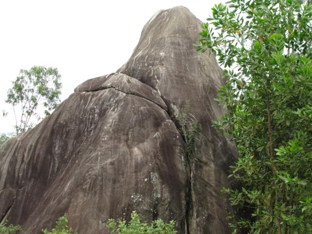 một phần núi đá Voi