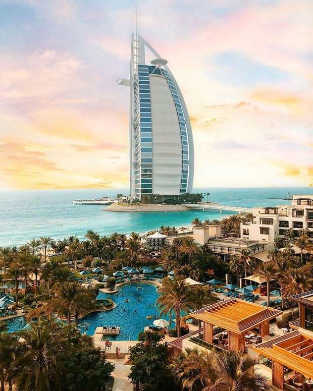 Burj Al Arab được xây dựng trên một hòn đảo nhân tạo