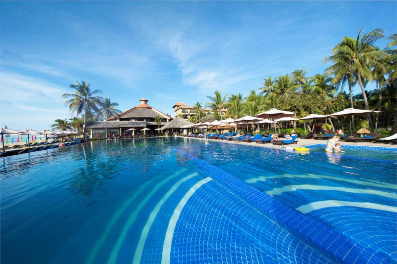 Hồ bơi riêng tại resort