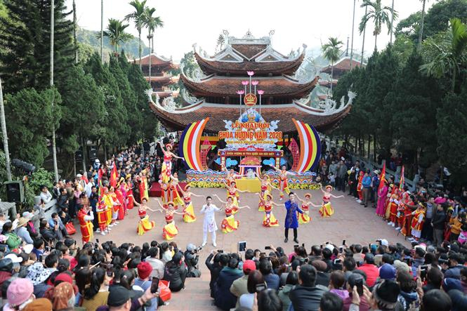 Bài văn thuyết minh về địa điểm du lịch - Chùa Hương