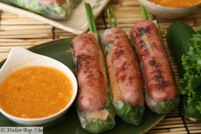 Nem nướng cuốn bánh tráng