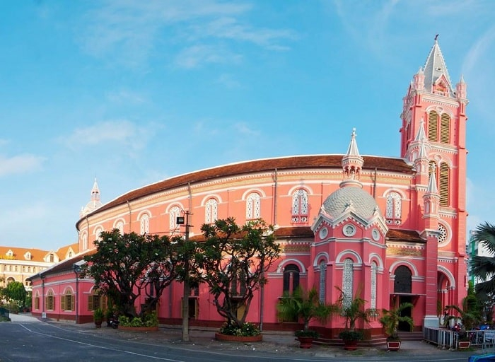 Nhà thờ mang phong cách Gothic pha chút Roman and Baroque