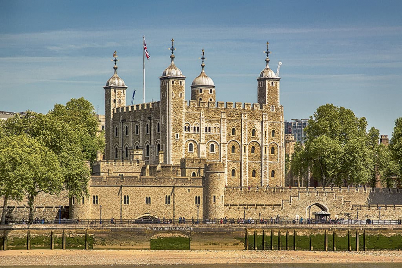 Tháp Luân Đôn nằm uy nghiêm bên dòng sông Thames