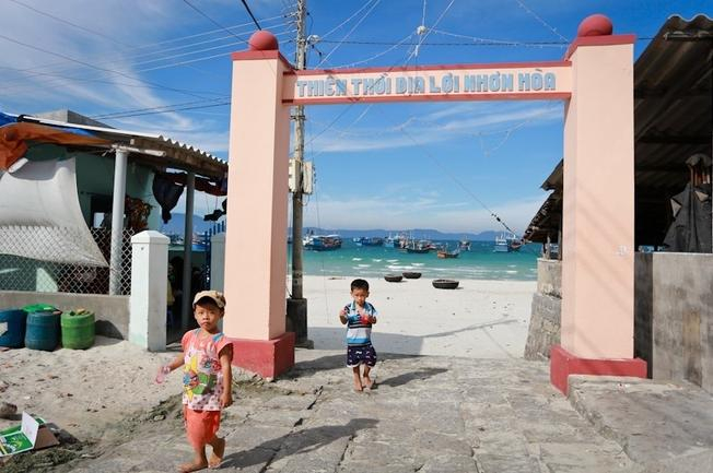 ﻿Đến với làng chài Ninh Thủy, ngắm nhìn cuộc sống bình yên nơi đây, bao ồn ào, những vất vả lo toan sẽ lùi lại ở phía sau và bạn chỉ còn thấy sự thư thái trong tâm hồn mình.