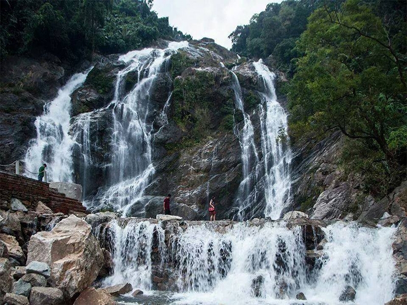 Thác trắng hùng vĩ bậc nhất miền Trung