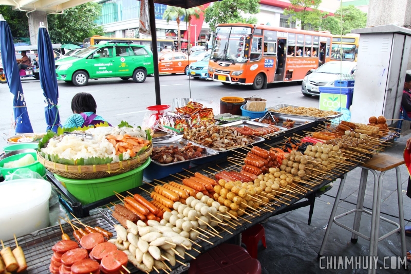 Các món ăn vỉa hè ngon miệng với giá cả phải chăng.