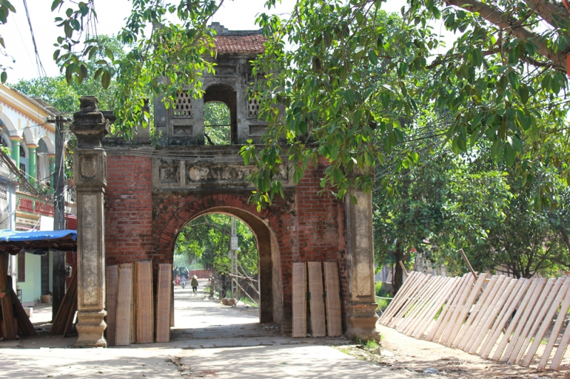 Cổng vào làng Thổ Hà