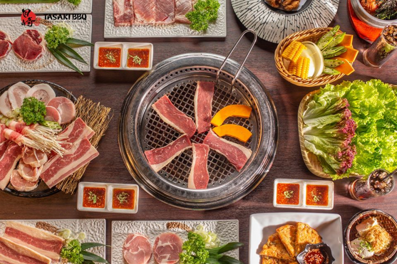 ﻿Hương vị thịt tươi ngon, hảo hạng được ướp sốt độc đáo, nướng Yakiniku trên than lửa hồng thơm phức và quyến rũ vô cùng