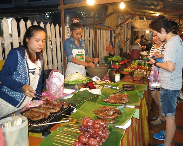 Người bán hàng nơi đây vừa thân thiện nhiệt tình với du khách lại là người hướng dẫn viên du lịch xuất sắc.