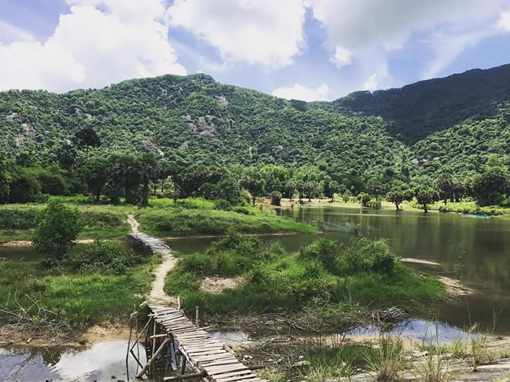 Toàn cảnh hồ Ô Thum