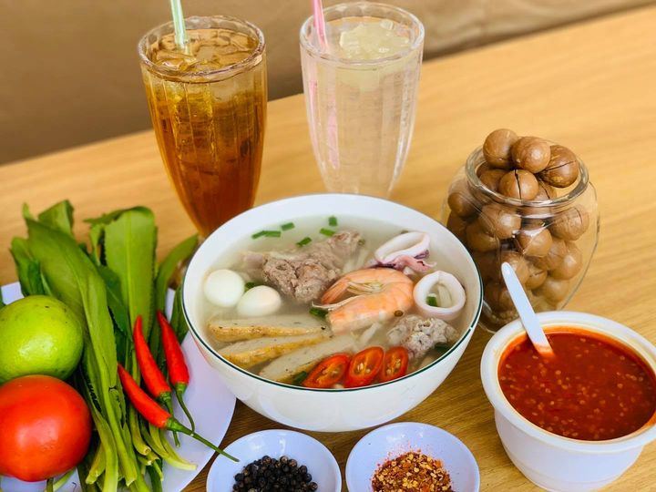 Bánh canh và mỳ cô Túc